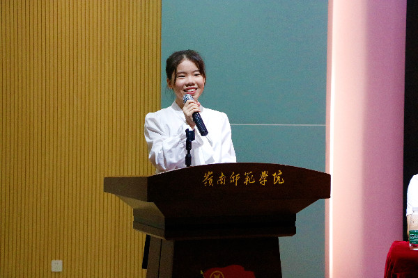学长代表陈滢澜同学发言.jpg